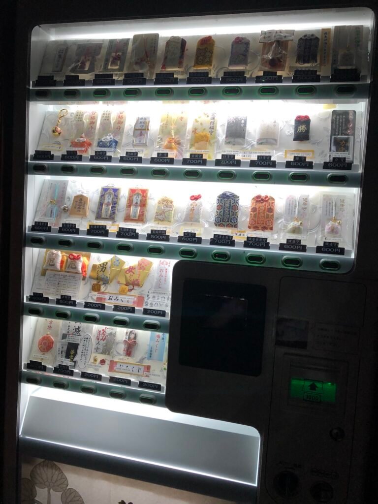 A vending machine selling amulets at Zenkoji in Nagoya. Image provided by @bdjoetsu on X